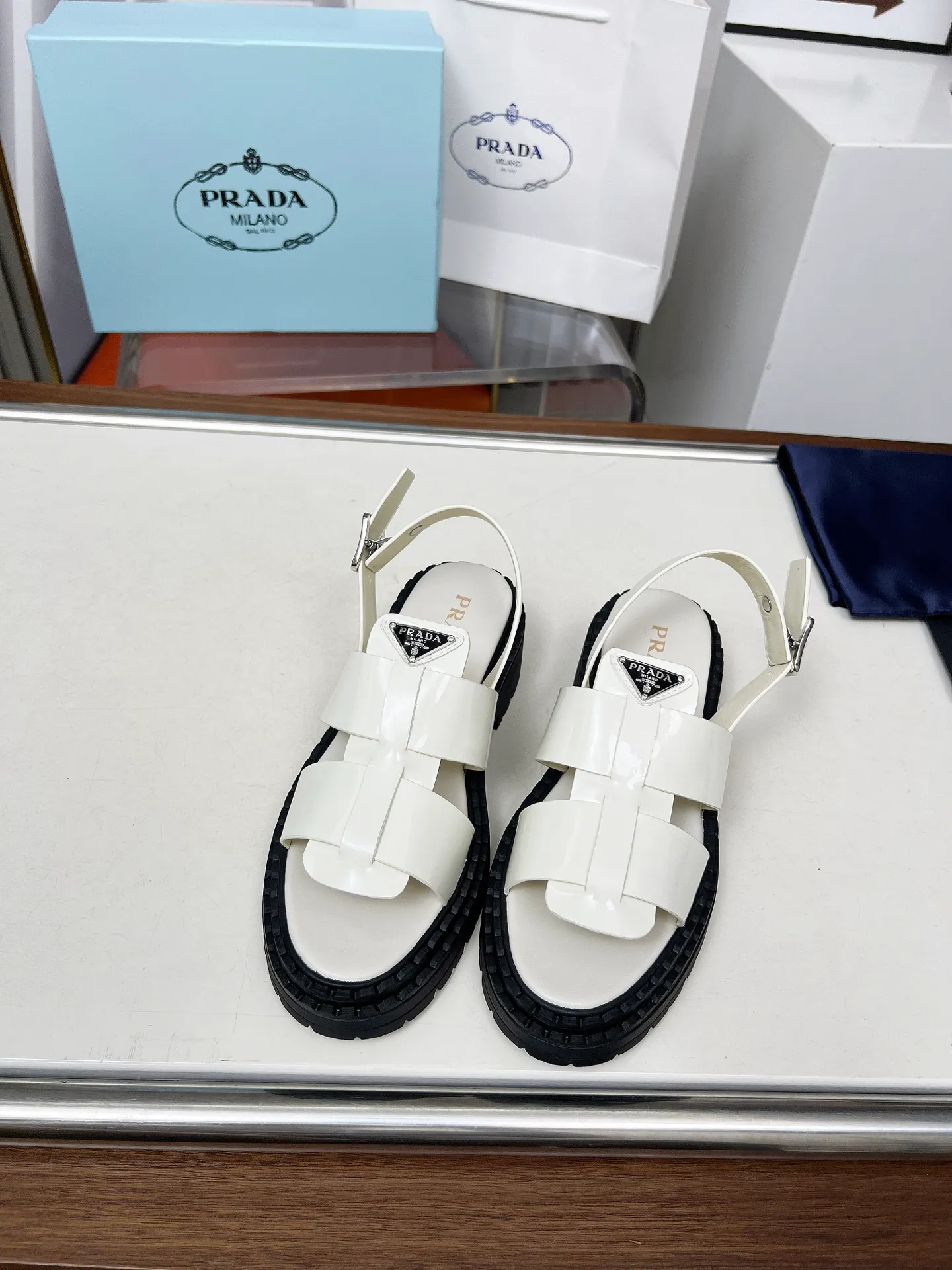 👟👟Ex-factory price 420👟👟 PRADA/Prada 25ss new spring and summer sandals. The simple design is probably the most popular thing about it. It is not the kind that is found on the street. It has its own brand personality. The fabric is made of calfskin and the lining is mixed sheepskin. Heel height: 4.5cm Size: #35-41 (35 41 custom-made is not returnable)